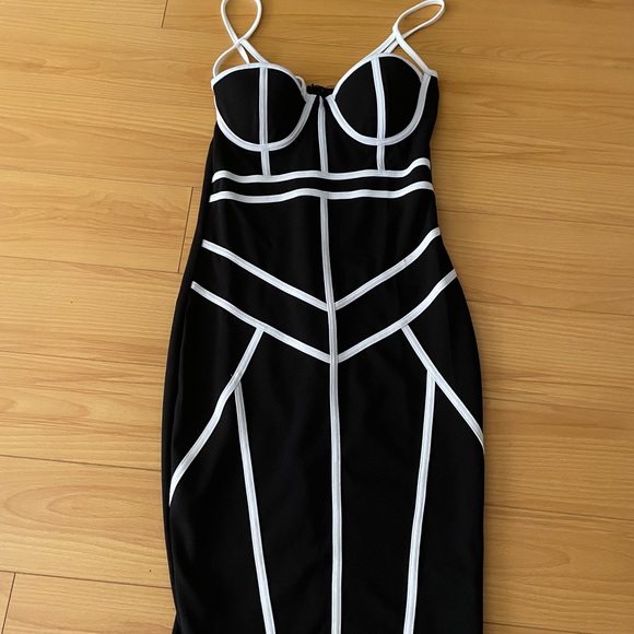 Black & white fancy dress - Picture 1 of 3